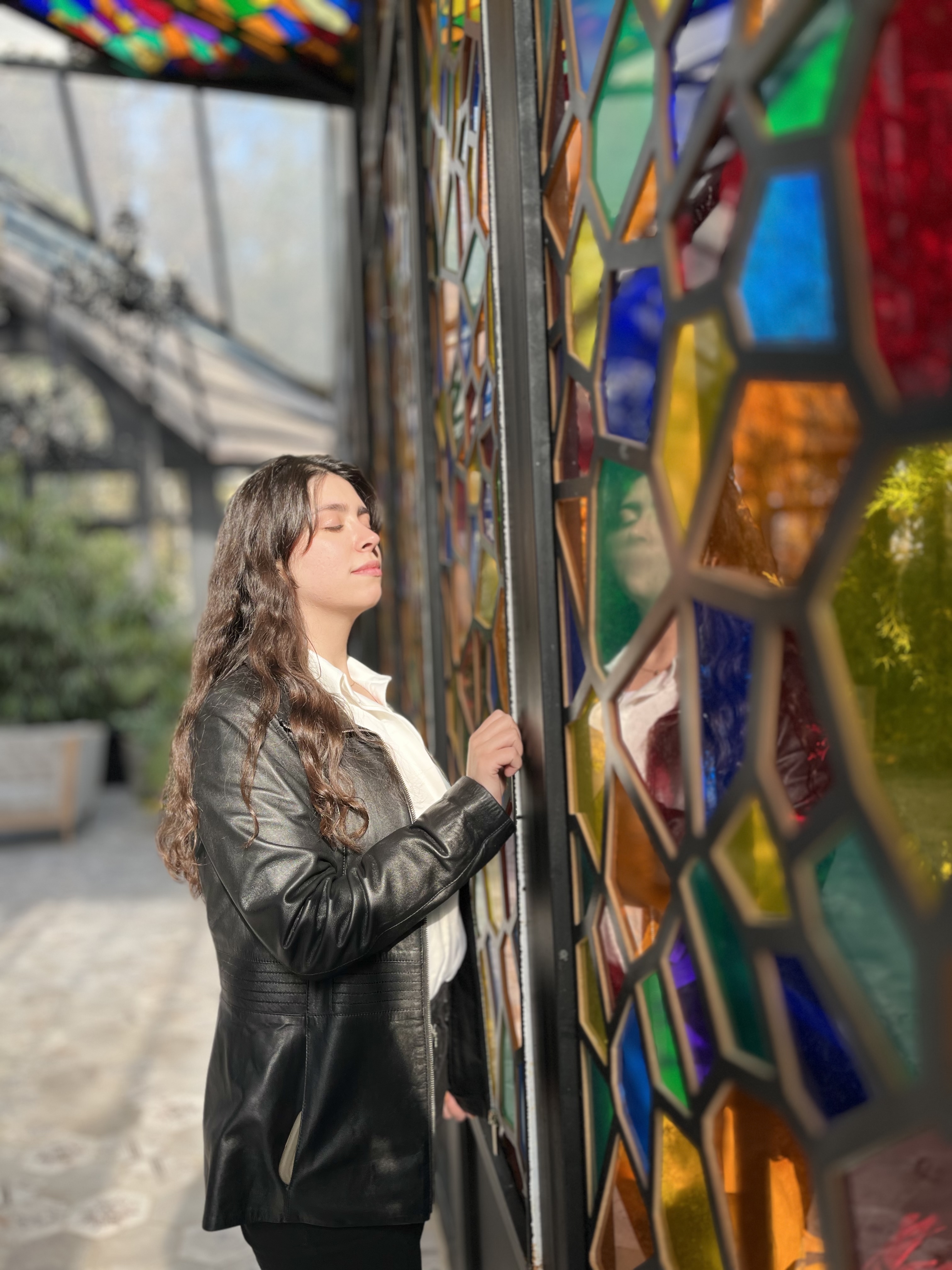 Portrait avec vitrail coloré